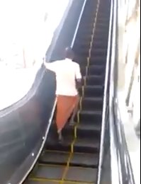 Video 30 Detik Naik Lif Turun Pakai Sarung